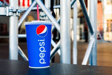 Minsk, Beyaz Rusya, 23 Mayıs 2017: çelik kafes kiriş inşaat açık konser sahne ile arka plan üzerinde Pepsi içmek. Pepsi gazlı meşrubat Pepsico bir üründür