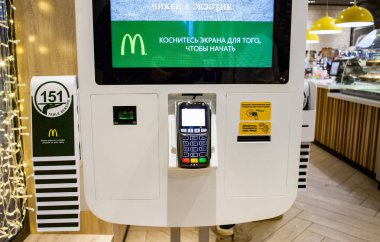 Minsk, Beyaz Rusya, 27 Aralık 2018: Ödeme terminal Kiosk Mcdonald's restoranda yemek siparişi için