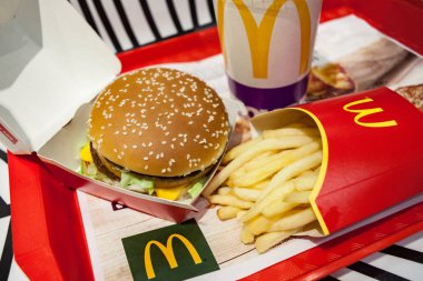 Minsk, Beyaz Rusya, 28 Aralık 2018: Big Mac hamburger menü bir Mcdonald's restoranı.