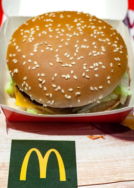 Minsk Belarús Diciembre 2018 Big Mac Una Bandeja Con Logotipo —  Fotos de Stock