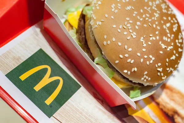 Minsk Bielorussia Dicembre 2018 Big Mac Vassoio Con Logo Mcdonald — Foto Stock