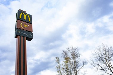 Minsk, Beyaz Rusya, 24 Nisan 2018: Mcdonald's Drive Thru tabelaya. Bir sürücü-thru müşteriler arabalarını terk etmeden ürünleri satın almak izin veren bir işletme tarafından sağlanan hizmet türüdür.