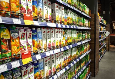 Minsk, Beyaz Rusya, 24 Nisan 2018: Bir raf bir süpermarkette Satılık birçok suları paketleri göster