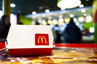 Minsk, Beyaz Rusya, 12 Şubat 2018: Büyük Mac kutu tablo Mcdonald's Restoran Mcdonald's logolu