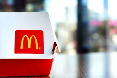 Minsk, Beyaz Rusya, 12 Ağustos 2018: Büyük Mac kutu tablo Mcdonald's Restoran Mcdonald's logolu