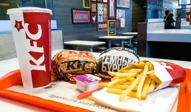 Minsk, Beyaz Rusya, 19 Eylül 2018: Burger, patates kızartması ve bir tepsi Kfc restoranı Kfc logolu kağıt bardak