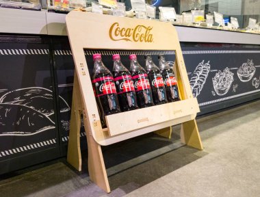 Minsk, Beyaz Rusya, 23 Eylül 2018: Coca-Cola şişeleri depodaki stand.