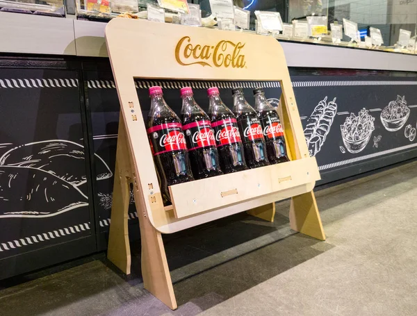 Minsk Bielorrússia Setembro 2018 Garrafas Coca Cola Estande Loja — Fotografia de Stock