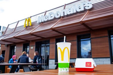 Minsk, Beyaz Rusya, 24 Nisan 2018: Big Mac ve meşrubat Kupası Mcdonald's restoranın terasında tablo