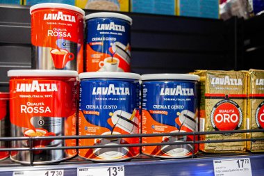 Minsk, Belarus, 24 Nisan 2018: Lavazza kahve dükkanı penceresindeki farklı türde.