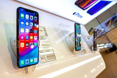 Minsk, Beyaz Rusya, 13 Mart 2019: Apple iphone Xs max smartphone bir Apple mağazası içinde ekranda duruyor