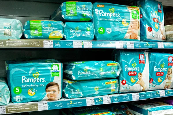 白俄罗斯明斯克 2019年3月13日 在超市出售婴儿尿布的 Pampers 品牌下 用尿布装成架子 — 图库照片