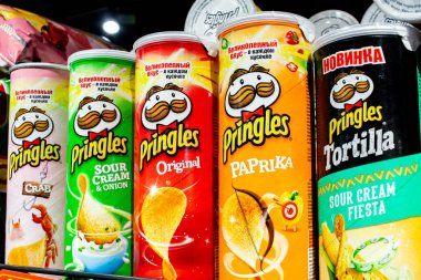 Minsk, Beyaz Rusya, 13 Mart 2019: Çeşitli Pringles cips görüntü süpermarket'rafa kaldırmak.