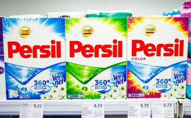 Minsk, Beyaz Rusya, 13 Mart 2019: Yıkama tozu Persil mağaza raflarında