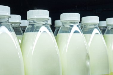Süt şişe kadar yakın, bir raf bir süpermarkette Satılık Haritayı göster