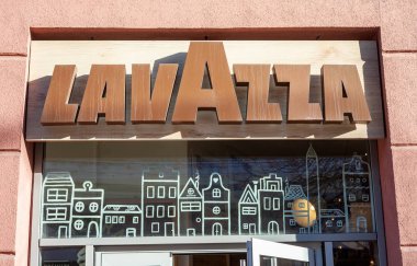 Minsk, Beyaz Rusya, 22 Mart 2019: Lavazza Coffee House. Lavazza belirtisi Lavazza kahve dükkanı için giriş yukarıda