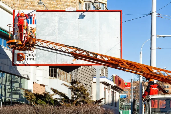 Minsk Vitryssland Mars 2019 Arbetare Förändring Billboard Reklamplats Staden — Stockfoto