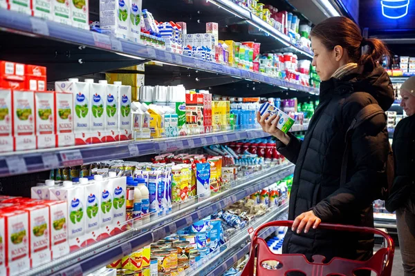 Minsk Bielorrusia Marzo 2018 Hombre Comprando Leche Una Tienda Comestibles — Foto de Stock