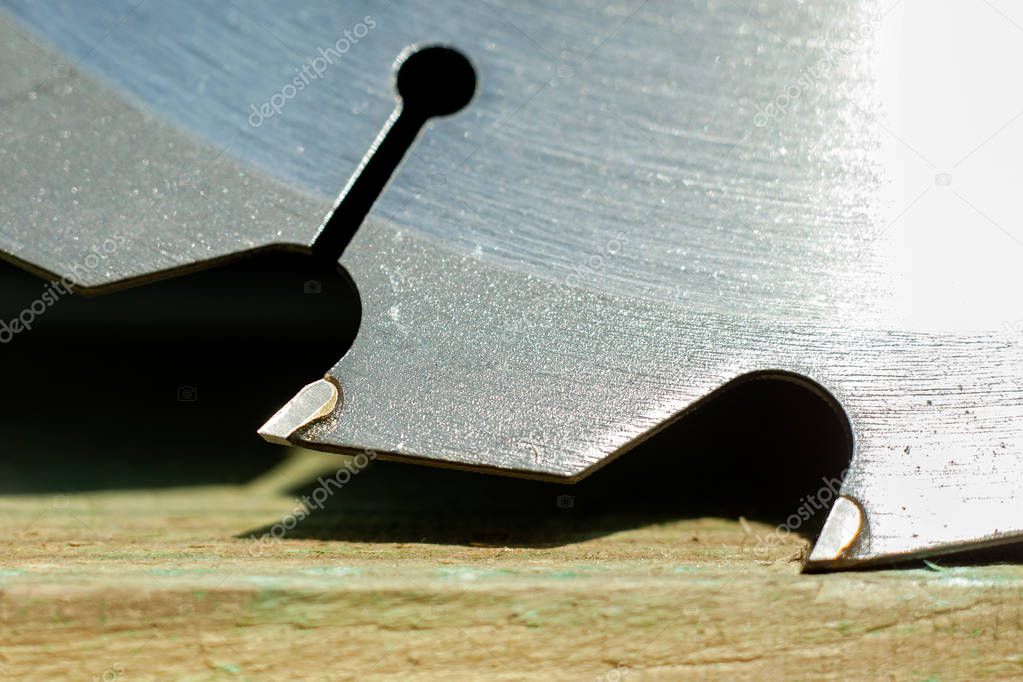 Tips of the teeth of a new ripping saw blade close-up