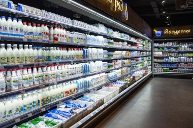Minsk, Belarus, Ocak 12, 2019: süpermarkette raflarda süt ürünleri.