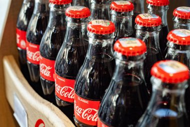 Minsk, Beyaz Rusya, 27 Nisan 2019: Coca-Cola cam şişeler yakın