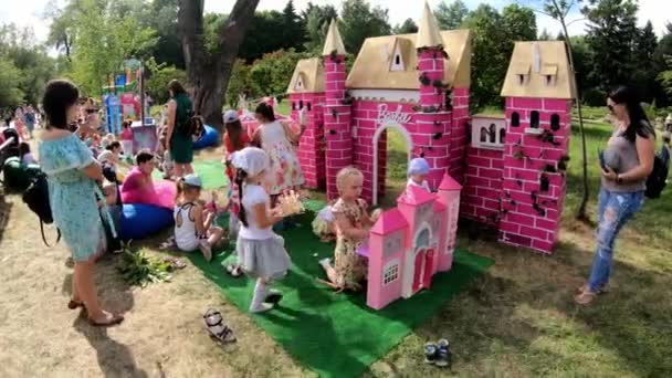 Minsk Vitryssland Juni 2018 Barn Leker Med Dockor Lekplatsen Barbie — Stockvideo