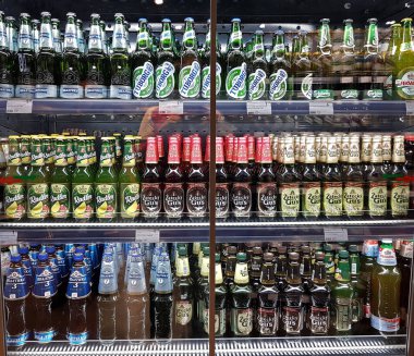 Minsk, Beyaz Rusya, 12 Temmuz 2018: Farklı markalardan birçok bira şişesi bir süpermarkette satışa sunulan bir rafta sergi
