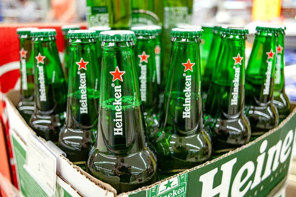 ミンスク ベラルーシ 2019年5月22日 ハイネケンラガービールはオランダのブロンドビールです 店で販売のための箱の中のガラスビール瓶ハイネケン — ストック写真