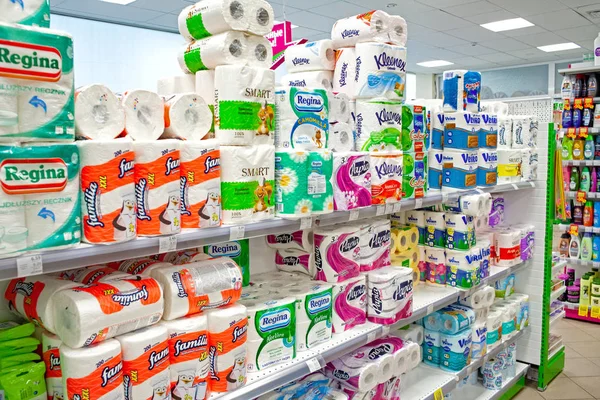 Varios Tipos Papel Higiénico Toallas Exhiben Supermercado — Foto de Stock