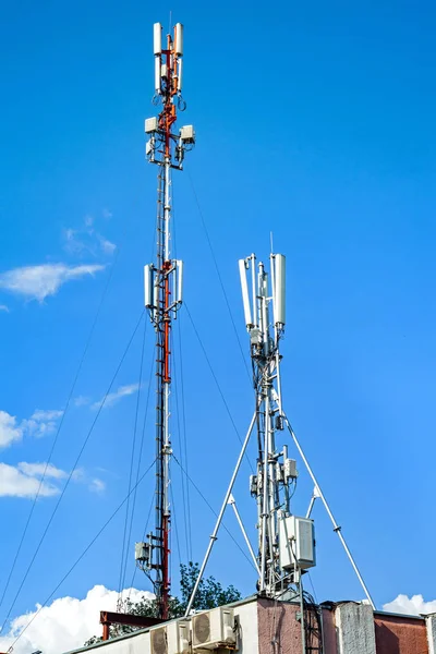 Antenas Comunicação Edifício Contra Céu Azul — Fotografia de Stock