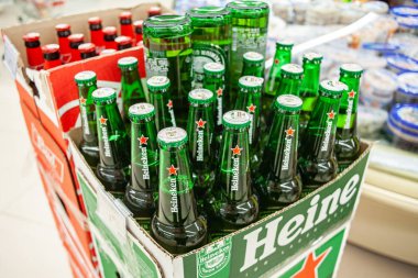 Minsk, Beyaz Rusya - 22 Mayıs 2019: Heineken Lager Birası Hollandalı sarışın bira. Cam bira şişeleri Heineken bir mağazada satılık bir kutu içinde.