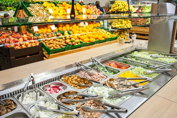 Barra Ensaladas Fondo Los Estantes Con Verduras Frutas Supermercado — Foto de Stock