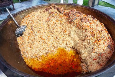 Büyük bir kazanda gerçek bir pilav. Ulusal yemekler yemek. Geleneksel pilav pişirme.