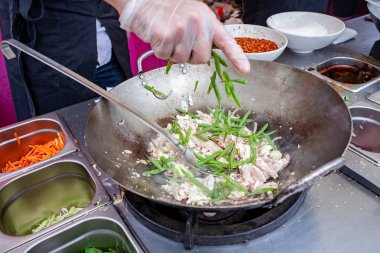 Sıcak tavada en sevdiğim ve ünlü Asya Tay sokak fast food biri, Pad Tay