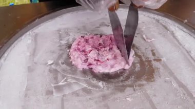 Yemek pişirmek sokakta dondurma yuvarlanmış. Pişirme Teknolojisi Tavada dondurma.