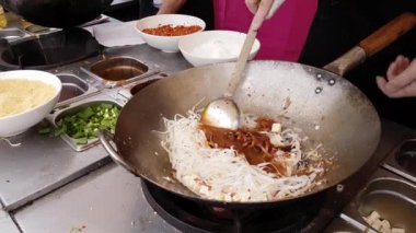 Asya Sokak gıda: Chef Cooking Pad Tay Wok içinde