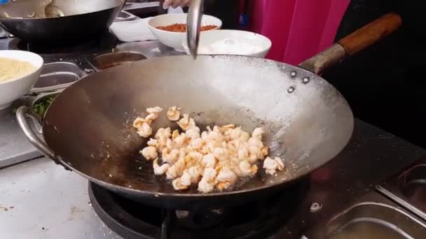 エビを火の上に鍋で揚げ 皿の上に広げる — ストック動画
