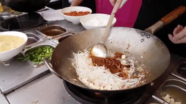 Asiatico Street Food Chef Cooking Pad Thai Nel Wok — Video Stock