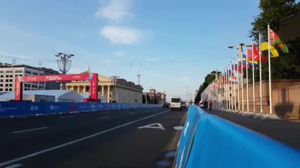 ミンスク ベラルーシ 2019年6月22日 ミンスク市で第2回ヨーロッパ競技大会に参加する国のスポーツ競技と旗の距離の終了 — ストック動画
