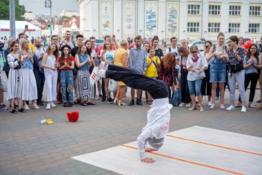 Minsk, Beyaz Rusya, 21 Haziran 2019: Sokakta dans eden dansçıyı ara