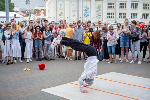 Minsk Bielorrússia Junho 2019 Dançarino Pausa Dançando Rua — Fotografia de Stock