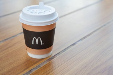 Minsk, Beyaz Rusya, 02 Temmuz 2019: Mcdonald's Restaurant'ta mcdonald's logosu bulunan kağıt kahve