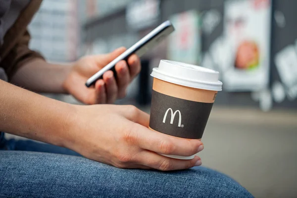 Minsk Bielorussia Luglio 2019 Tazza Carta Con Logo Mcdonald Utilizzo — Foto Stock