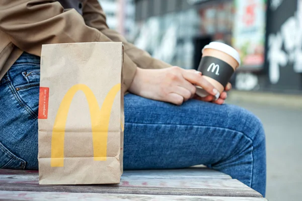 Minsk Bielorussia Luglio 2019 Borsa Carta Mcdonald Una Panchina Accanto — Foto Stock