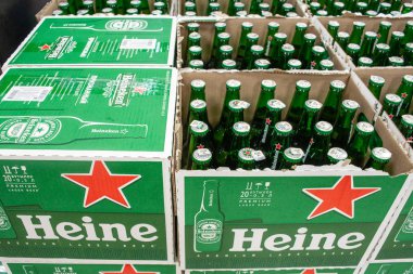 Minsk, Beyaz Rusya - 17 Haziran 2019: Cam bira şişeleri Heineken bir kutu içinde. Heineken Lager Birası Hollandalı sarışın biradır.. 