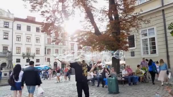 Lviv Ucraina Luglio 2019 Piccoli Bambini Europei Stanno Saltando Sorridendo — Video Stock