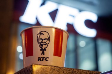 Minsk, Beyaz Rusya - 10 Ağustos 2019: Gece ışığında bir restoran işareti arka planda Kfc kova.