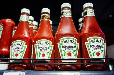 Minsk, Beyaz Rusya - 24 Ağustos 2019: Süpermarkette tezgahta Heinz Ketçap plastik şişeler.