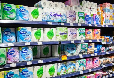 Minsk, Beyaz Rusya - 24 Ağustos 2019: Çeşitli tuvalet mendil kağıtları ve havlular süpermarkette sergileniyor.