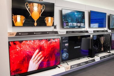 Minsk, Beyaz Rusya - 24 Ağustos 2019: Markalı bir mağazada Samsung Tv'ler.